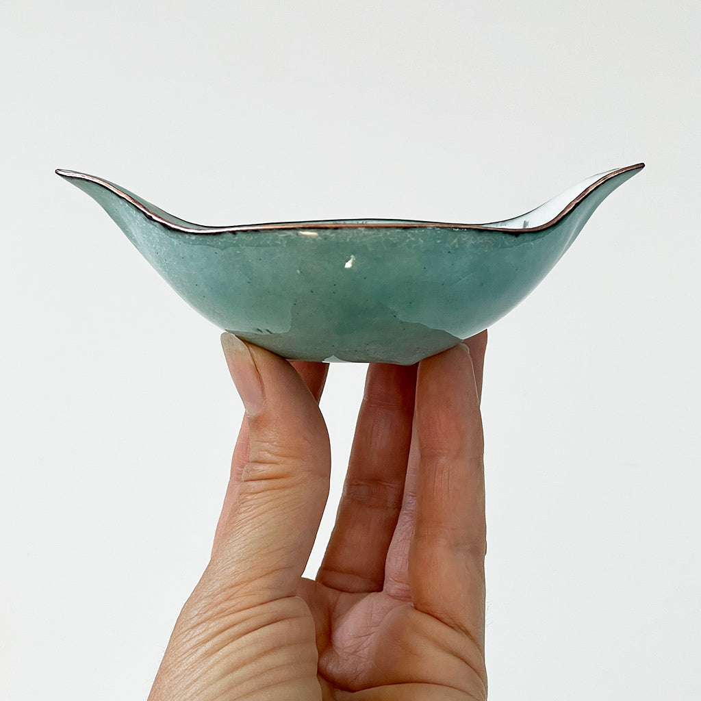 Rhody Crown Flower enamelware bowl