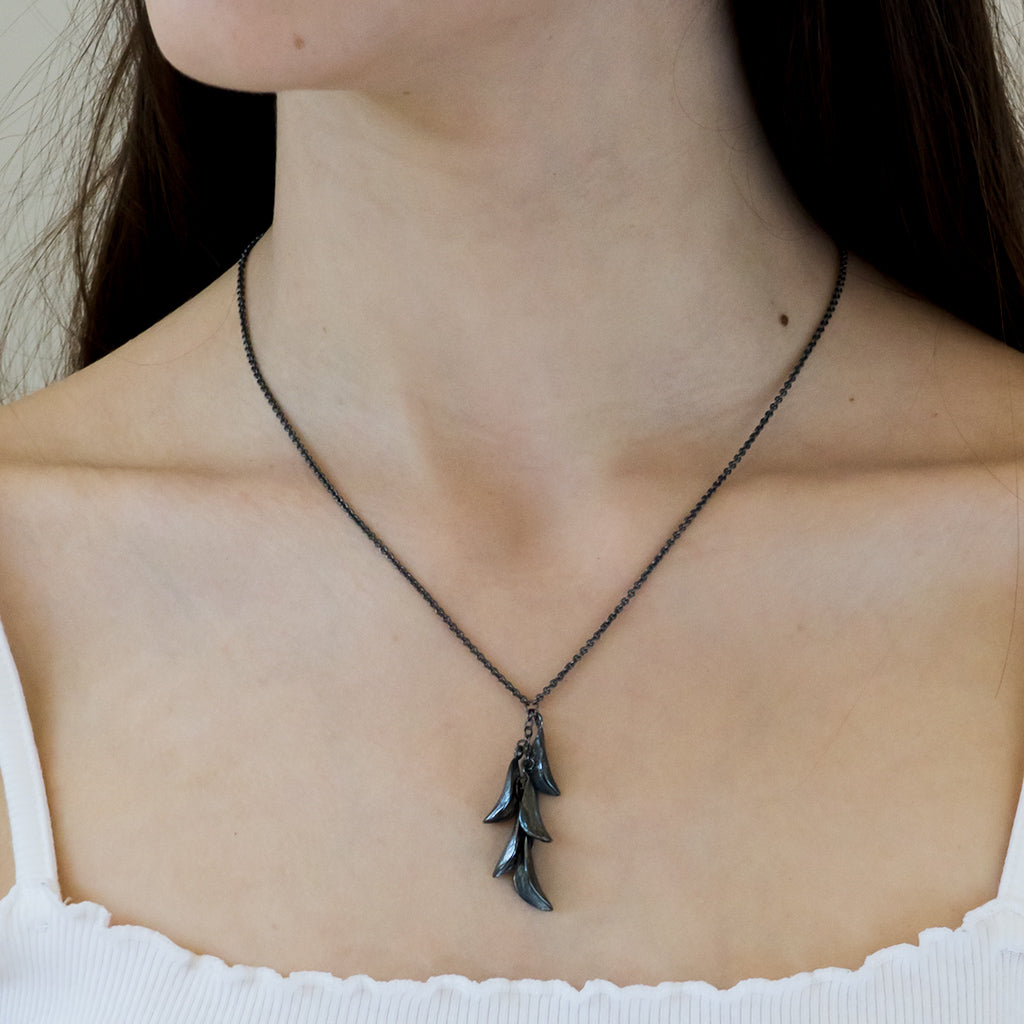 5 little leaves necklace