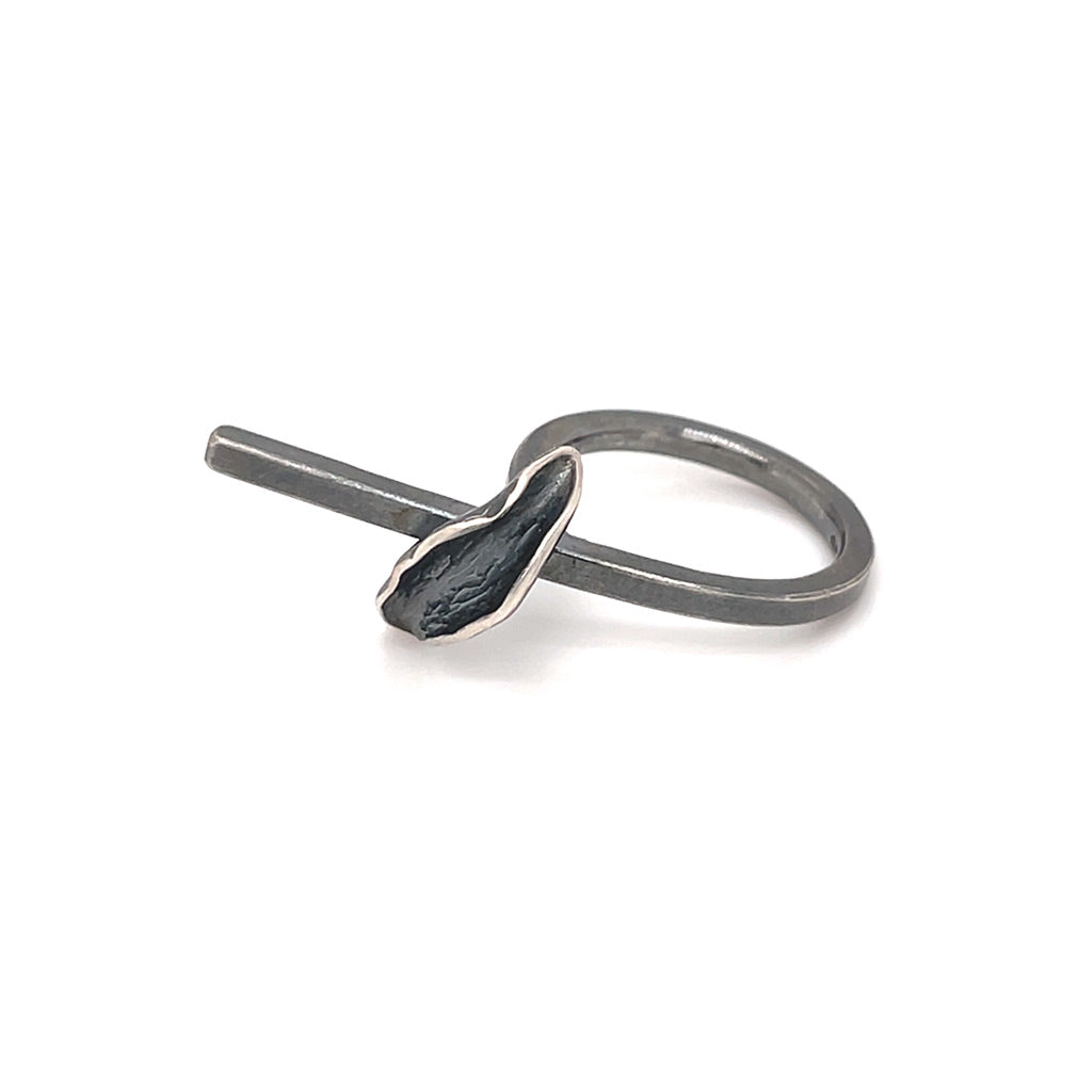 Resilient Ring in Dark Silver (single leaf)