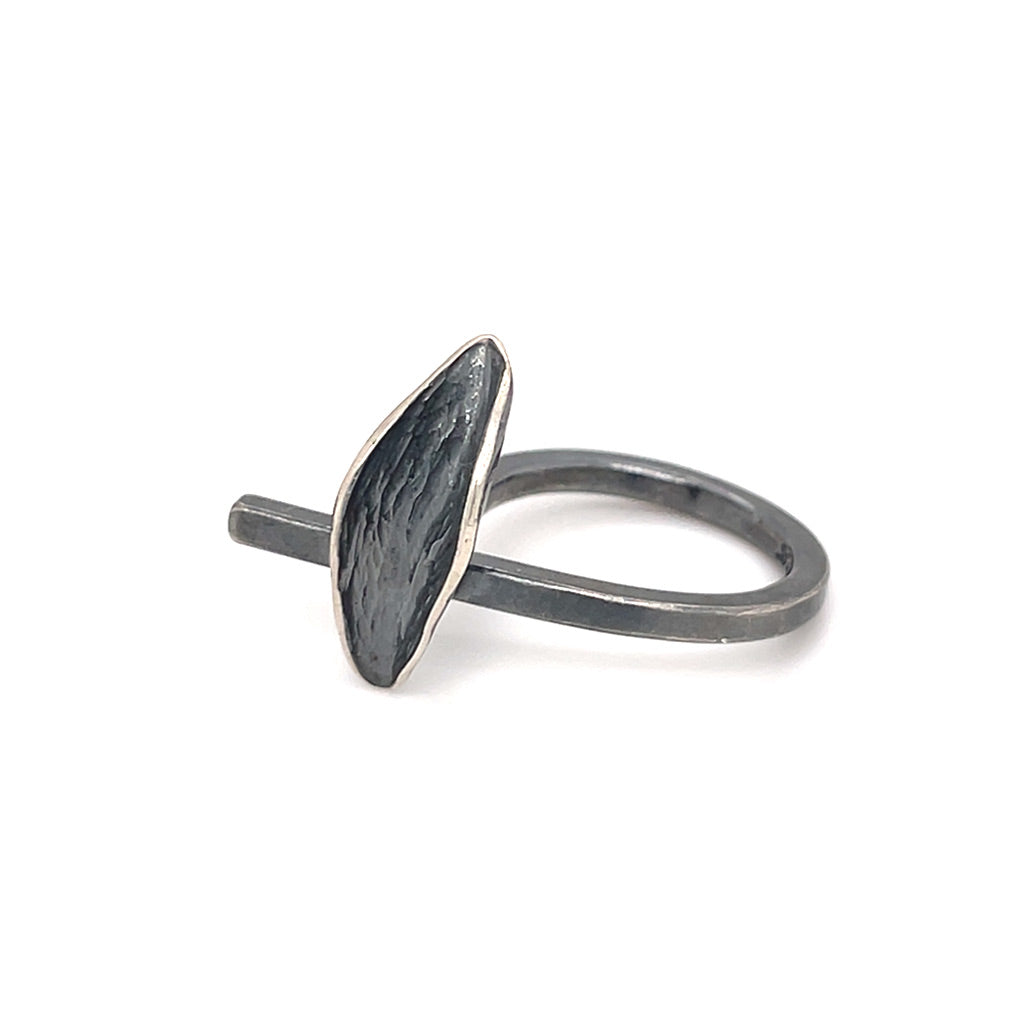 Resilient Ring in Dark Silver (single leaf)